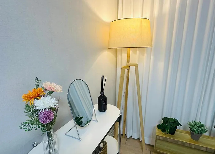 Green, 7 Minutes Walk From Hongdae Entrance Station And Shinchon Station, Spacious Separate Apartment
