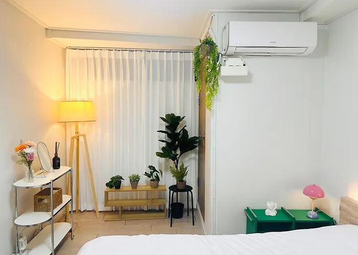 Apartment Green, 7 Minutes Walk From Hongdae Entrance Station And Shinchon Station, Spacious Separate *