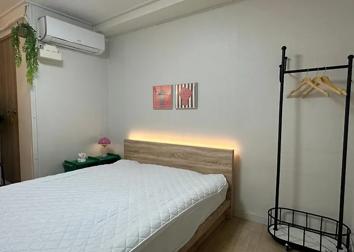 Apartment Green, 7 Minutes Walk From Hongdae Entrance Station And Shinchon Station, Spacious Separate Seoul