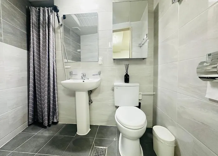 Apartment Green, 7 Minutes Walk From Hongdae Entrance Station And Shinchon Station, Spacious Separate Seoul