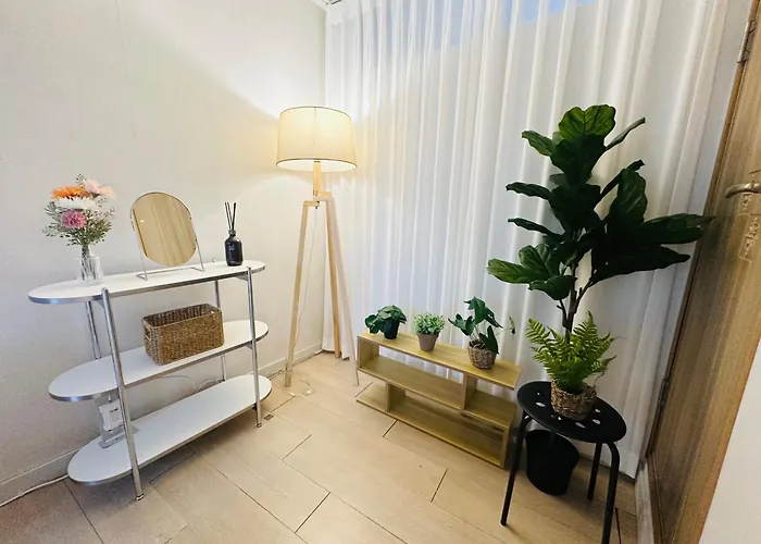 Green, 7 Minutes Walk From Hongdae Entrance Station And Shinchon Station, Spacious Separate Seoul