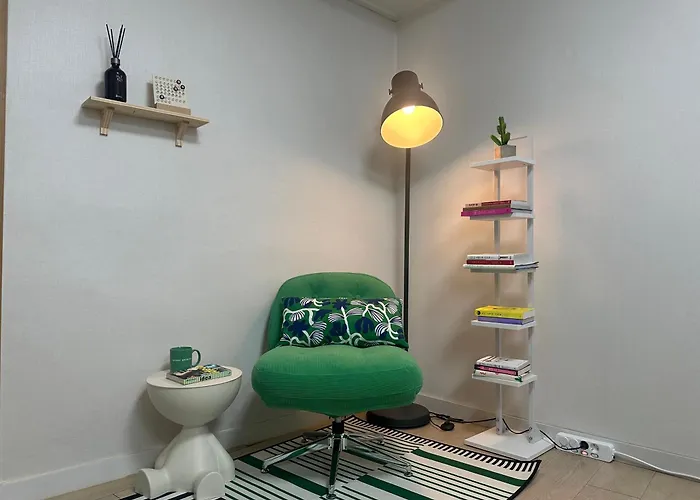 Green, 7 Minutes Walk From Hongdae Entrance Station And Shinchon Station, Spacious Separate