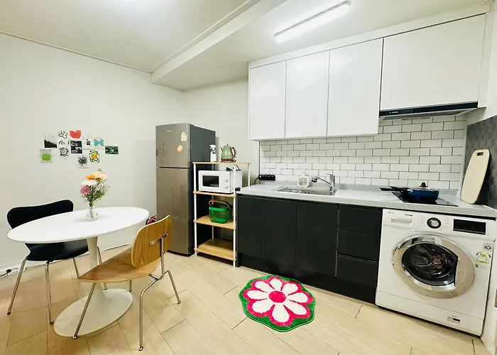 Green, 7 Minutes Walk From Hongdae Entrance Station And Shinchon Station, Spacious Separate Apartment *