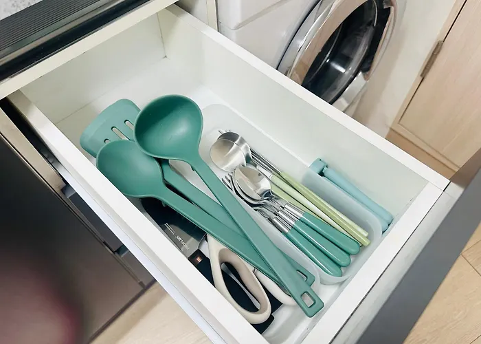 Apartment Green, 7 Minutes Walk From Hongdae Entrance Station And Shinchon Station, Spacious Separate *